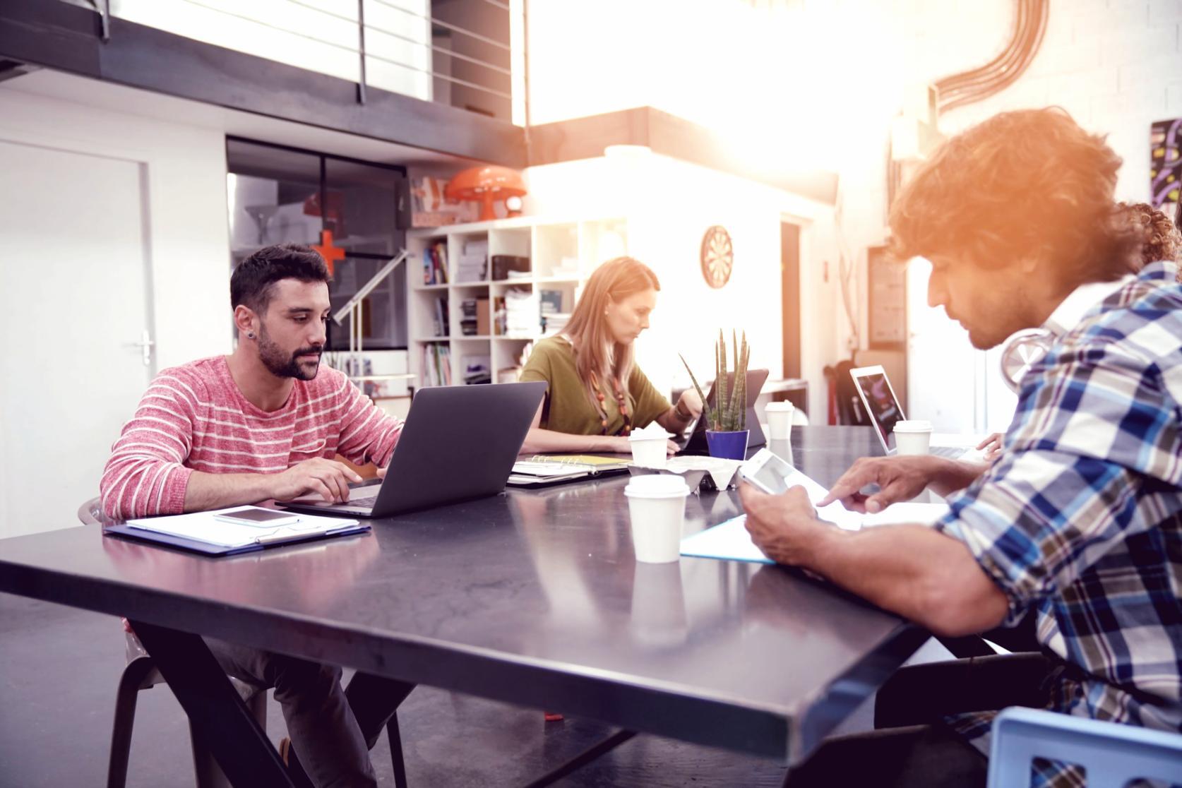 Professionnel utilisant équipement de mesure de pollution atmosphérique sur le terrain